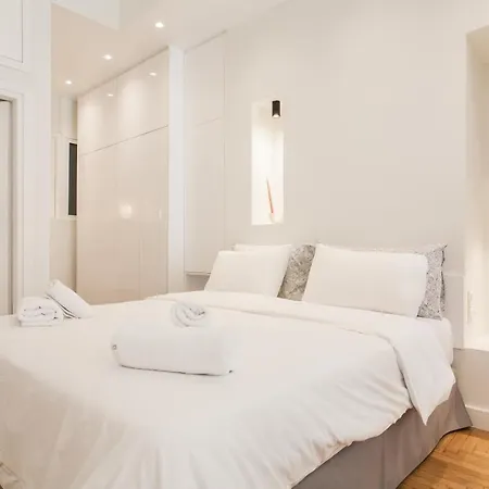 Daire Discover Center By Foot, From Bright 1bdr! Atina
