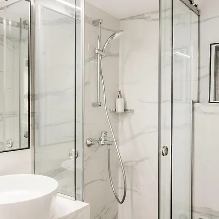 Discover Center By Foot, From Bright 1bdr! Daire