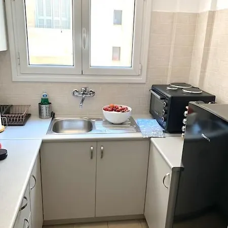 Spacious 4-bedroom Family Home, 100m From Metro Apartment