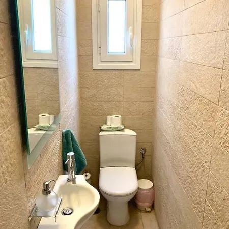 Spacious 4-bedroom Family Home, 100m From Metro