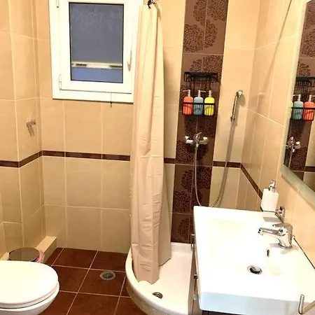 Spacious 4-bedroom Family Home, 100m From Metro Athens