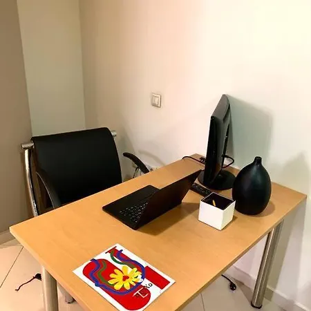 Apartment Spacious 4-bedroom Family Home, 100m From Metro