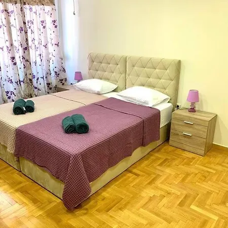 Apartment Spacious 4-bedroom Family Home, 100m From Metro