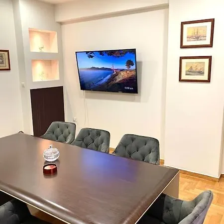 Spacious 4-bedroom Family Home, 100m From Metro * Athens