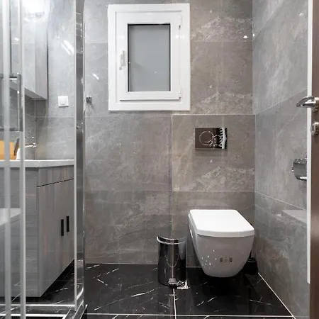 Cosy 2br Next To Bars & Restaurants Apartment *