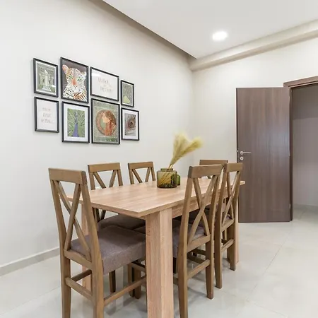Cosy 2br Next To Bars & Restaurants Apartment