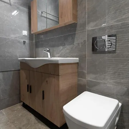Cosy 2br Next To Bars & Restaurants Apartment *