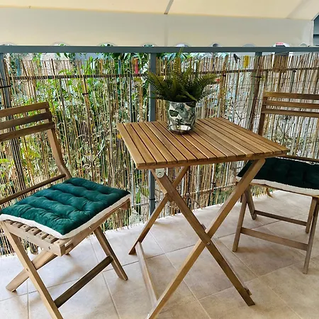 Apartment Bright Cozy Koukaki Greendom