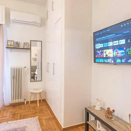 Minimal And Cozy In Zografou Apartment