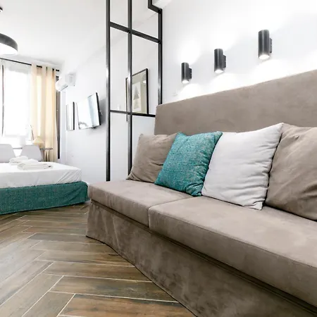 Vibrant Close To Panepistimio Metro-zaloggou Str Athens