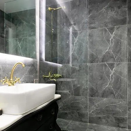 Vibrant Close To Panepistimio Metro-zaloggou Str Athens