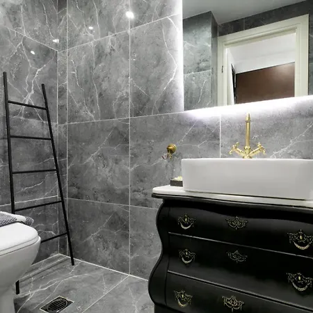 Apartment Vibrant Close To Panepistimio Metro-zaloggou Str *
