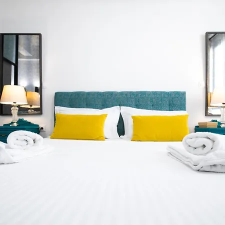 Vibrant Close To Panepistimio Metro-zaloggou Str *