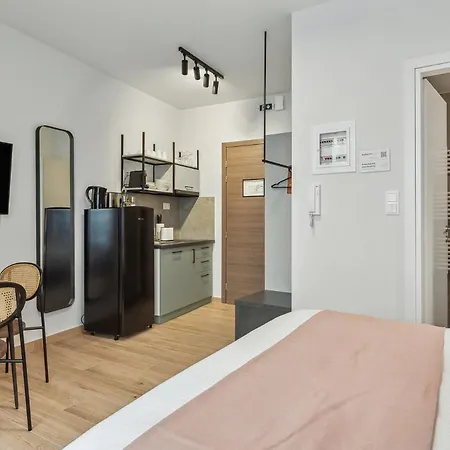 Apartment Limehome Solonos Center