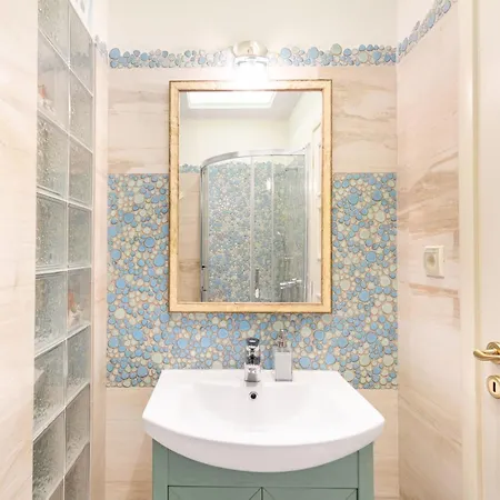 Bright, Calming Retreat With A Balcony Near Metro! Διαμέρισμα *