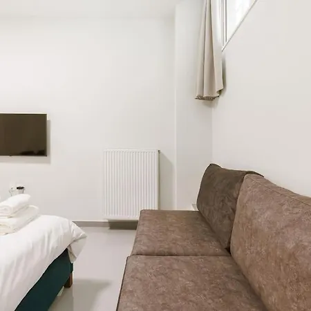 Snug With Shared Garden V Апартаменты