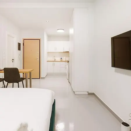 Snug With Shared Garden V Апартаменты *