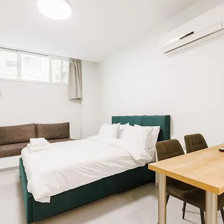Snug With Shared Garden V Апартаменты