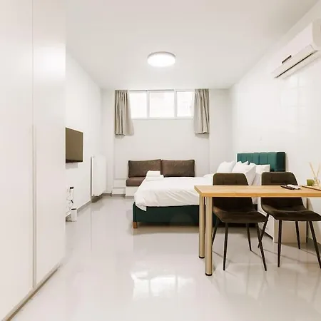 Snug With Shared Garden V Апартаменты *
