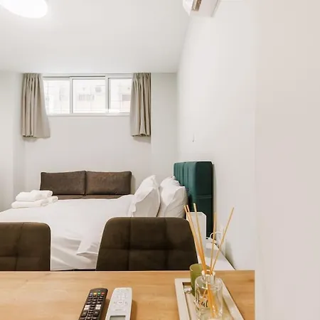 Апартаменты Snug With Shared Garden V