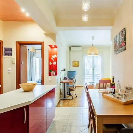 Strawberry Hideaway - Chic Retreat Apartment *
