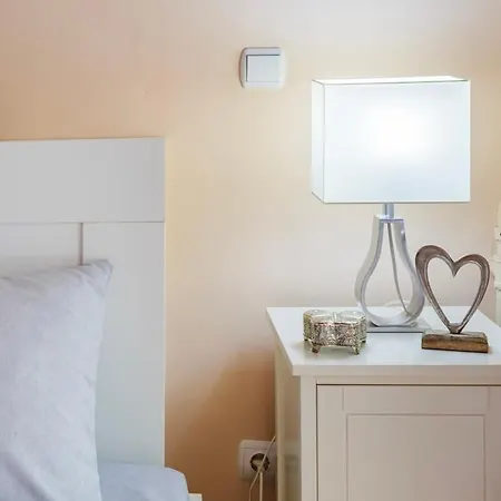 Strawberry Hideaway - Chic Retreat
