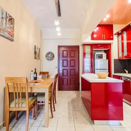 Strawberry Hideaway - Chic Retreat Apartment *