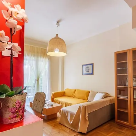 Strawberry Hideaway - Chic Retreat Apartment Athens