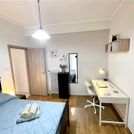 Modern & Quiet 4th Floor Flat - 3' From Metro Apartment