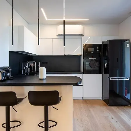 Bloom - Luxury 2-bedroom In Apartment *
