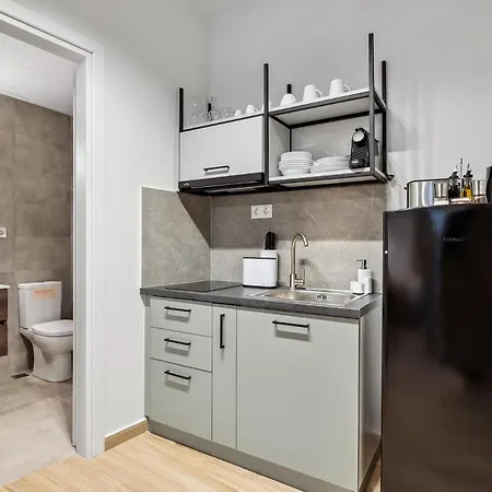 Apartment Limehome Solonos Center