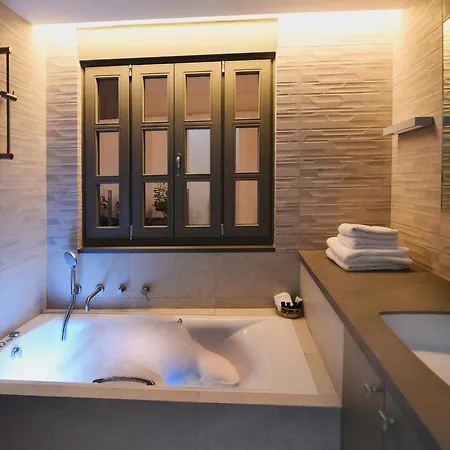 Villa En Plaka - Elegant Estate *
