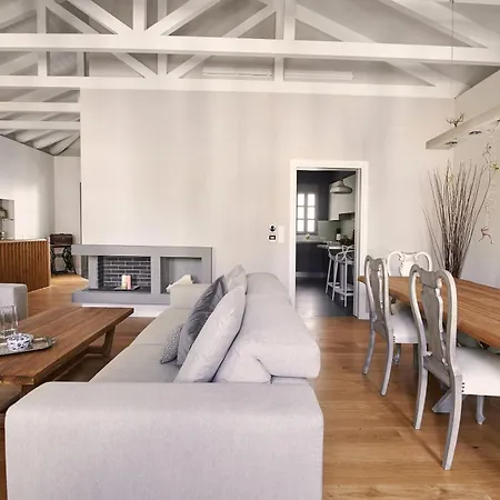 Villa En Plaka - Elegant Estate
