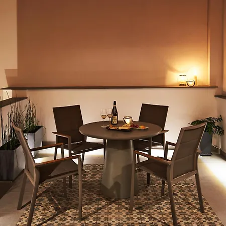 Villa En Plaka - Elegant Estate Athens