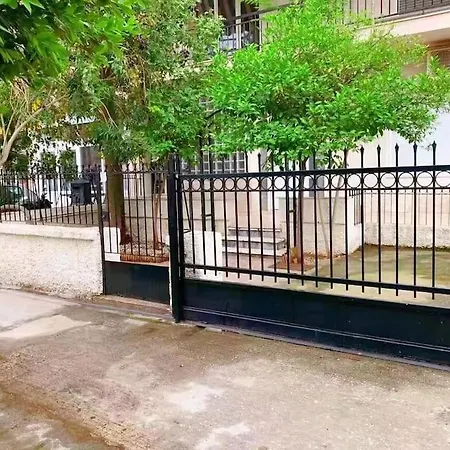 Apartment 近图书馆宽敞露台spacious Terrace Near Library *