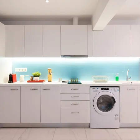 Cute And Convenient In Center *