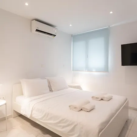 Cute And Convenient In Center