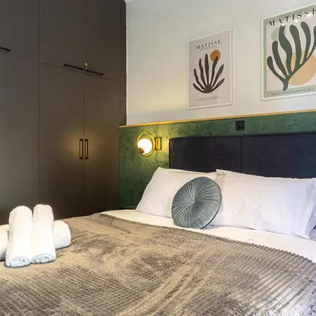 Polis Luxury 4 Atene