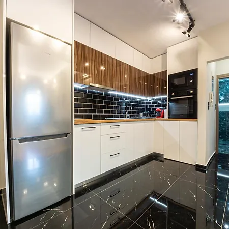 Polis Luxury 4