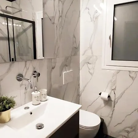 A Spacious One Min To Victoria Metro - Self Check-in Apartment *