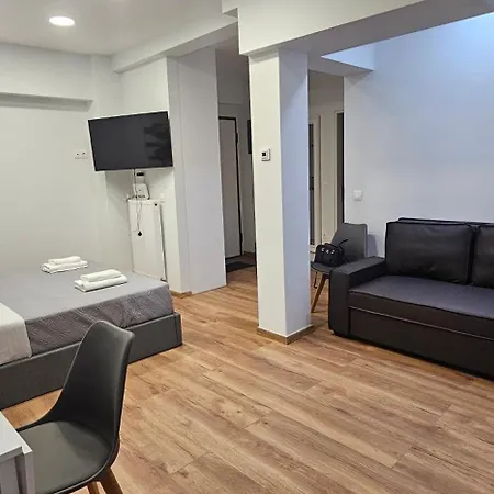 Warm And Cozy In Location! * Athens
