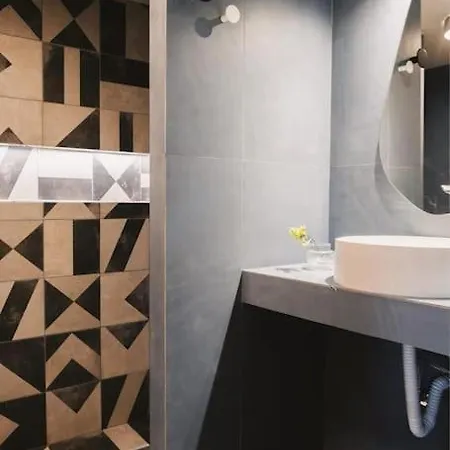 Vibrant Retreat - Funky Style And Acropolis View Apartment
