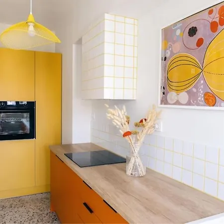 Vibrant Retreat - Funky Style And Acropolis View