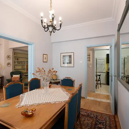 Vintage 1br In Exarchia Timeless
