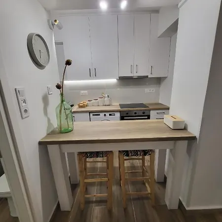 Now, Acropolis Apartman