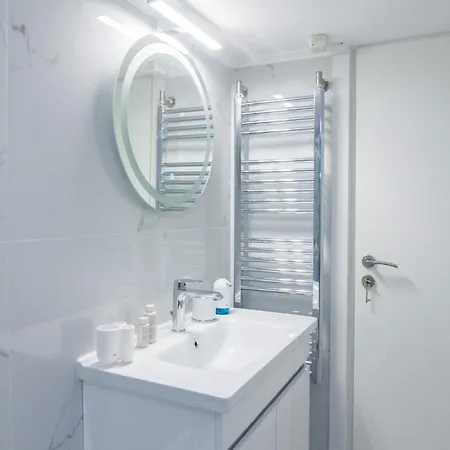 Central 2 Bd Apt With Balcony By Monastiraki *