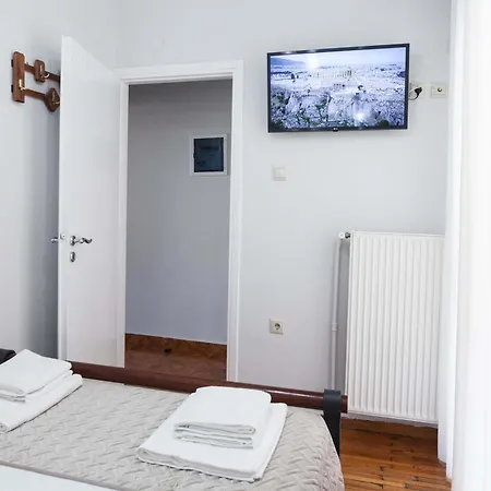Central 2 Bd Apt With Balcony By Monastiraki *