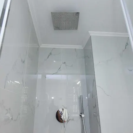 Central 2 Bd Apt With Balcony By Monastiraki *