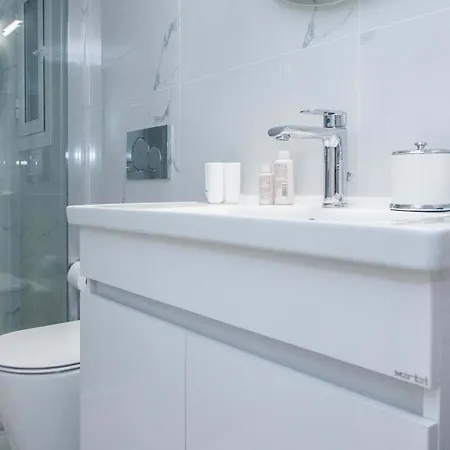 Central 2 Bd Apt With Balcony By Monastiraki *