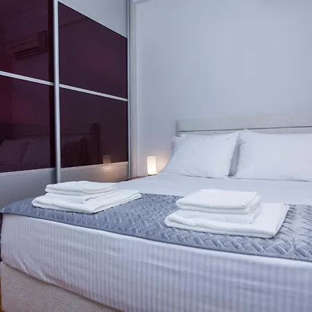 Central 2 Bd Apt With Balcony By Monastiraki *